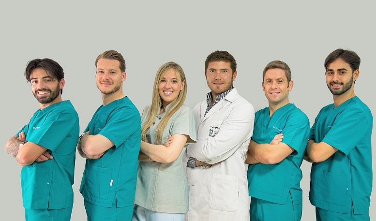 equipo-clinica-dental-getafe-tablet