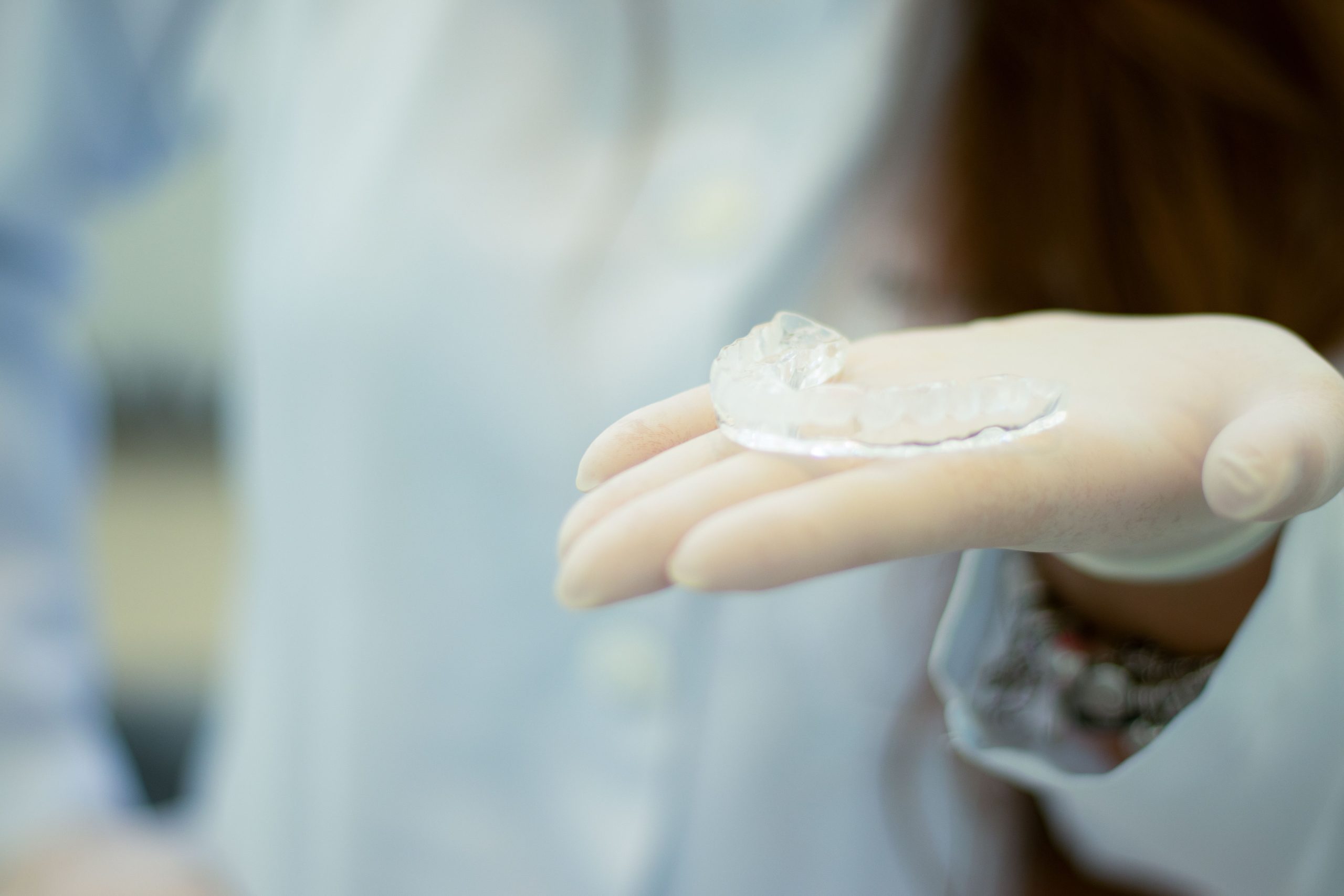 Clínica dental Getafe Alineadores Invisibles vs. Brackets: ¿Cuál es la Mejor Opción para tu Sonrisa? 1 invisalign en dental studio getafe